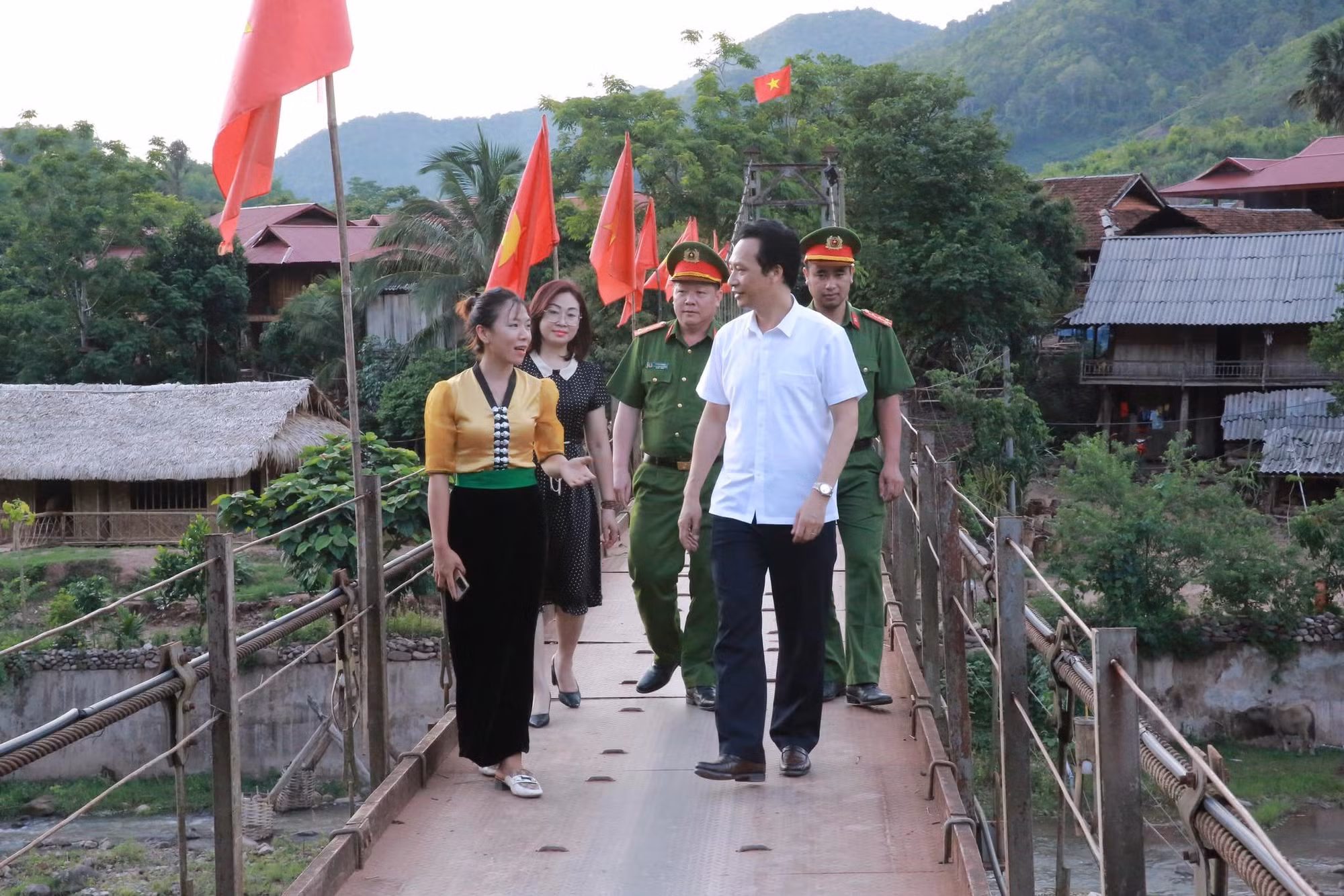 Công an xã giúp đồng bào làm du lịch xanh (Bài 2) -0