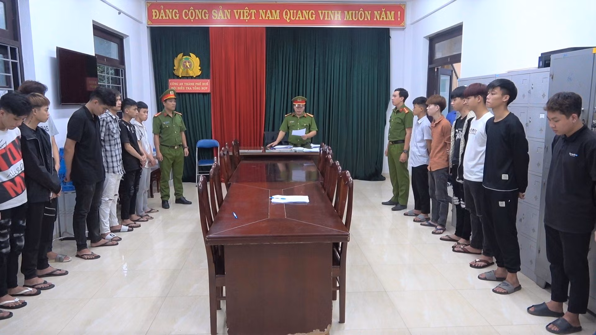 Bắt giam nhóm thanh, thiếu niên mang dao, kiếm giải quyết mâu thuẫn -0