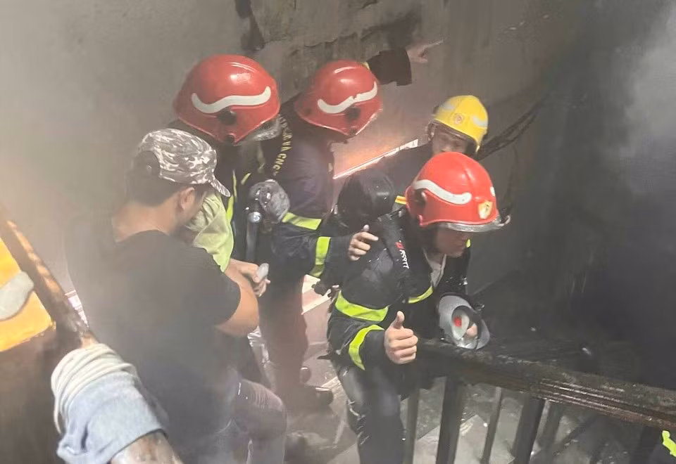 Giải cứu 12 người trong vụ cháy căn nhà trong hẻm&nbsp; -0