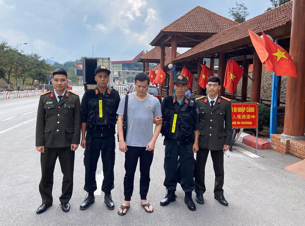 Bàn giao cho Trung Quốc đối tượng truy nã nhập cảnh trái phép vào Việt Nam -0