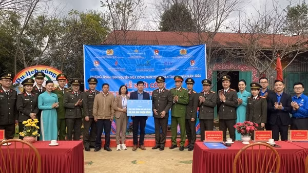 Về Mù Cang Chải tuyên truyền pháp luật, xây điểm trường tặng bà con