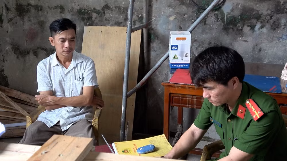 Triệt phá đường dây sản xuất kính xe ô tô giả nhãn mác của các hãng ô tô thương hiệu -0