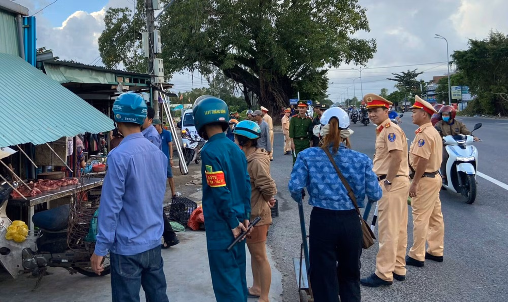 Tháo dỡ công trình lấn chiếm hành lang an toàn giao thông tại “điểm đen” Ngã ba Cây Cốc -0