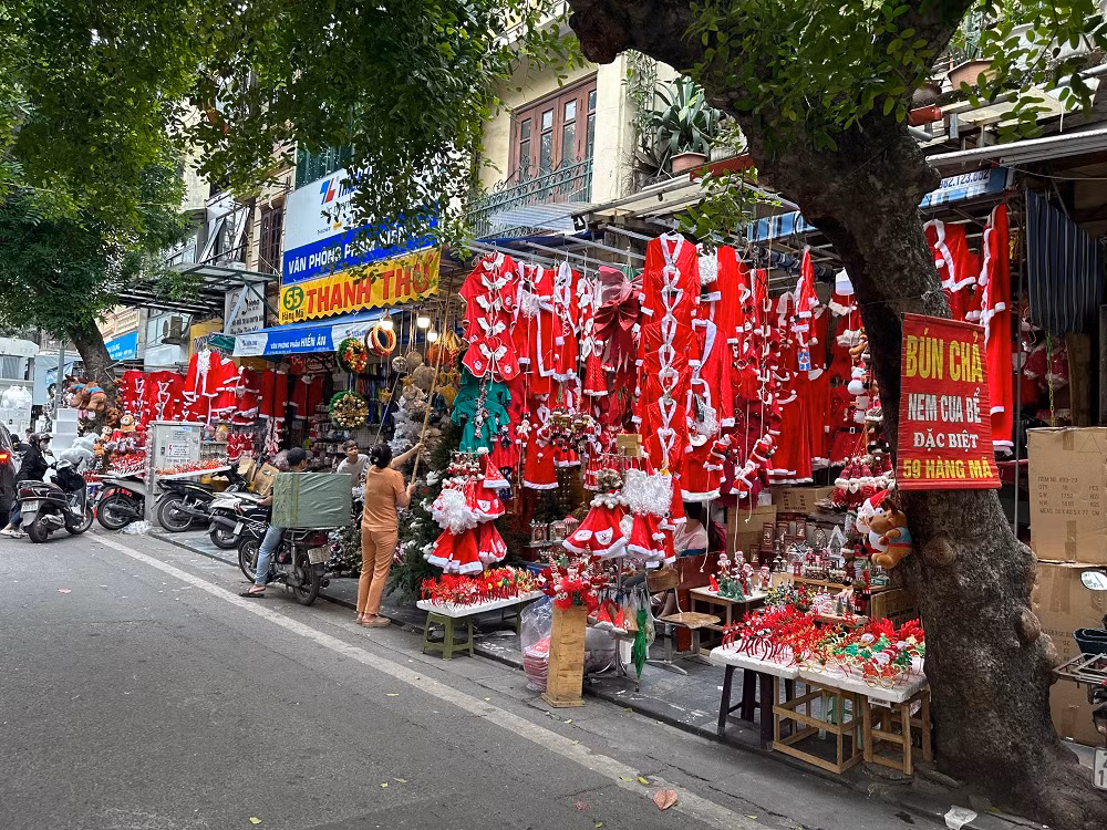 Sôi động thị trường quà tặng, đồ trang trí Giáng sinh -0