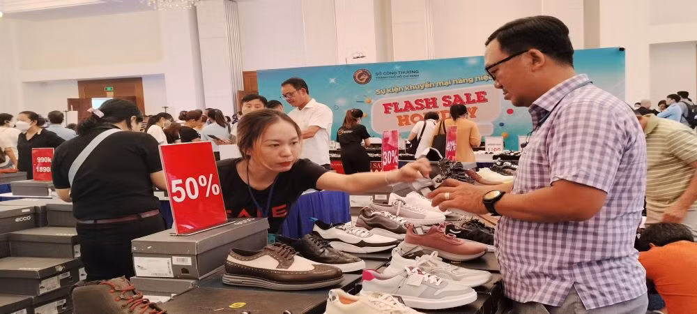 TP Hồ Chí Minh tiếp tục thực hiện đợt giảm giá hàng hiệu đến 90% -0