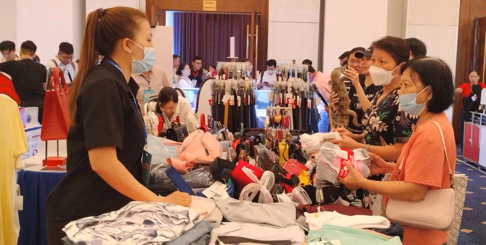 TP Hồ Chí Minh tiếp tục thực hiện đợt giảm giá hàng hiệu đến 90% -0
