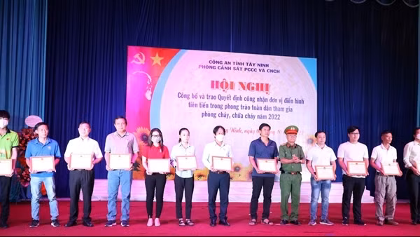 Công an tỉnh Tây Ninh công nhận gần 400 &nbsp;điển hình tiên tiến về PCCC