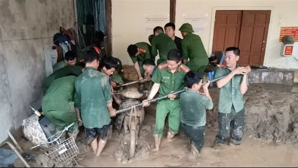 Nghệ An huy động lực lượng vũ trang sơ tán dân và khắc phục hậu quả lũ quét