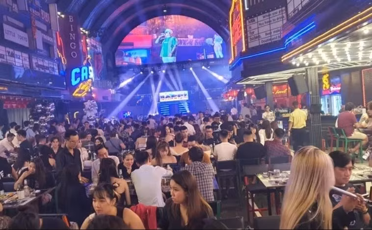 Bất chấp bị đình chỉ, nhà hàng cà phê&nbsp;District K vẫn ngang nhiên hoạt động -0