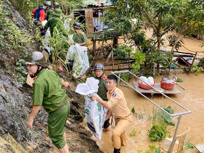 Căng mình giúp dân khắc phục hậu quả mưa lũ -0