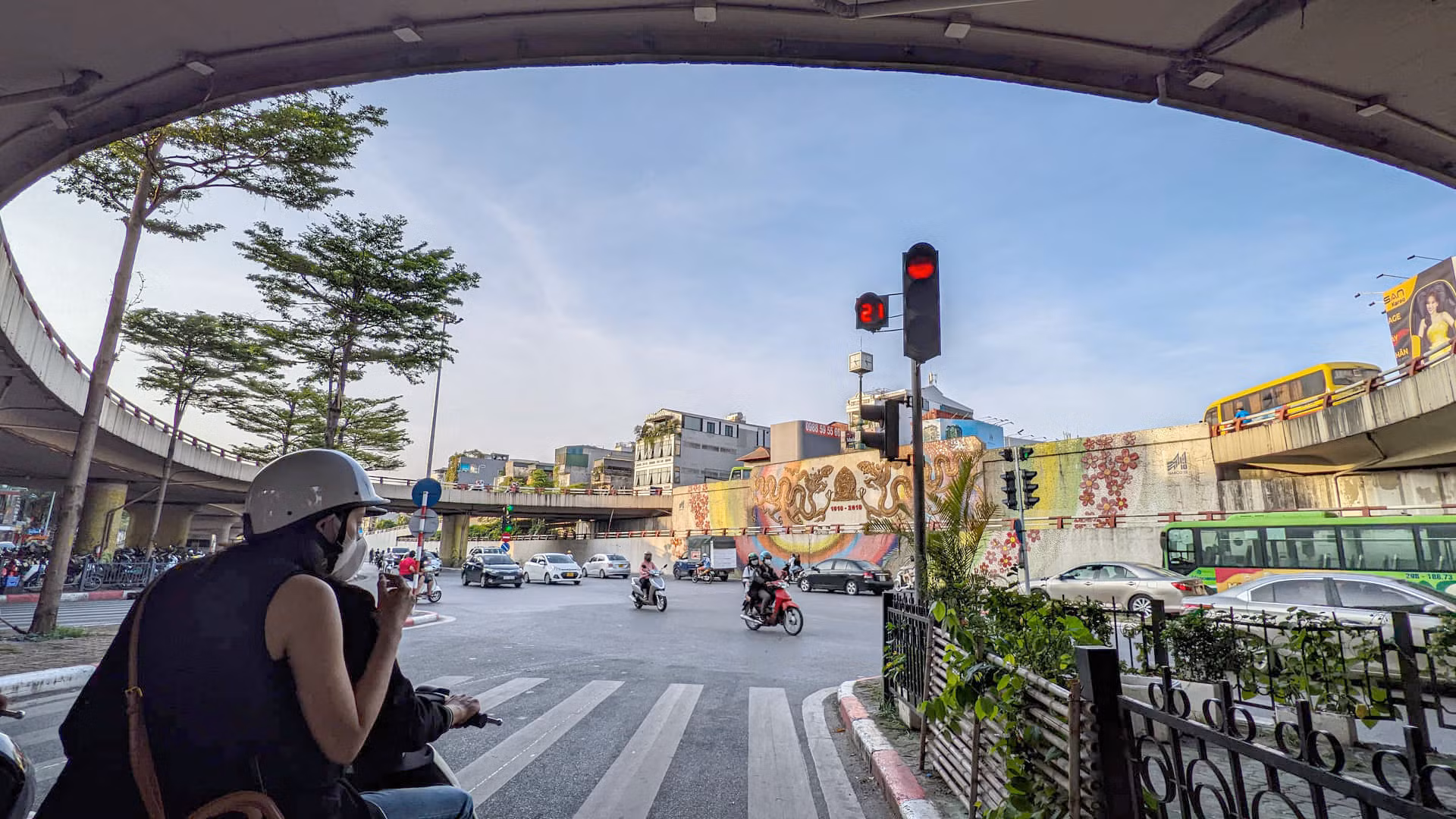 Hà Nội khi mưa lúc nắng, miền Trung vẫn mưa tầm tã -0