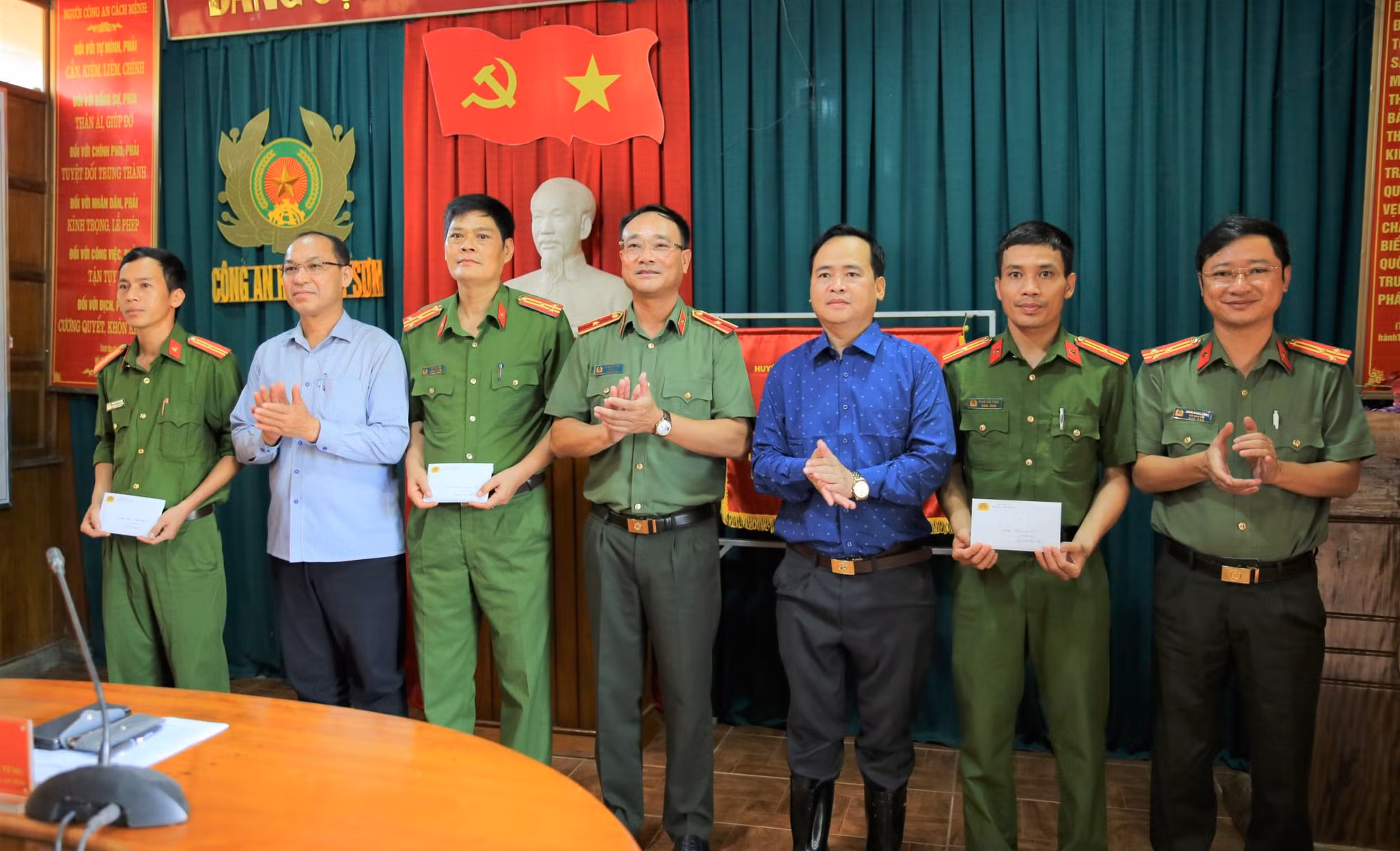 Công an tỉnh Nghệ An tiếp tục tăng cường nhân lực, vật chất hỗ trợ&nbsp;đồng bào bị lũ quét tại&nbsp;Kỳ Sơn -0