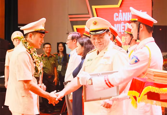 Người chuyên phá án buôn lậu vàng -0