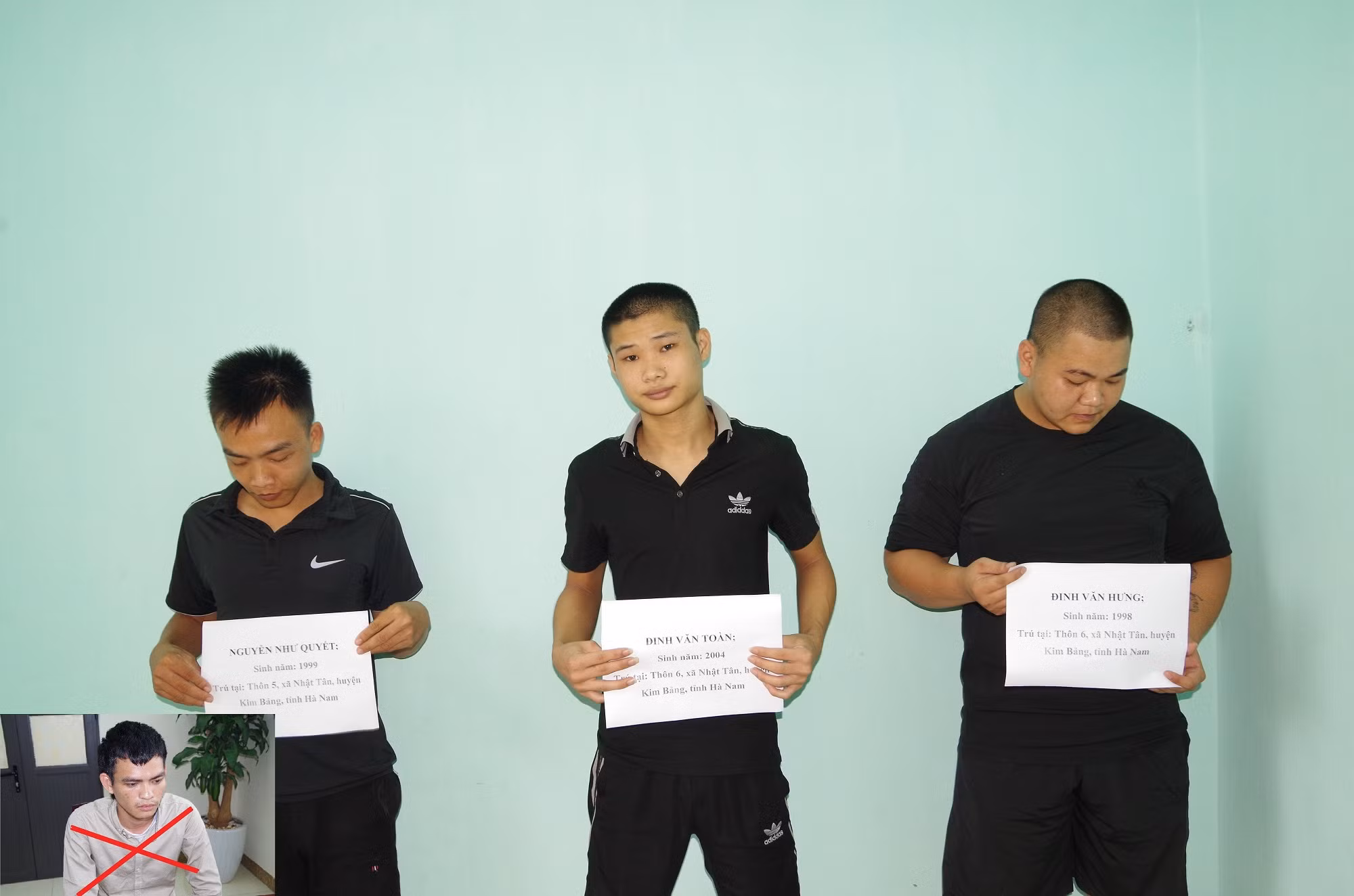 Rủ nhóm bạn ném chất bẩn vào nhà bạn gái nhí vì bị ngăn cấm yêu -0