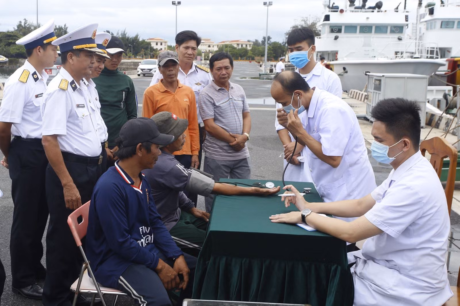 4 ngư dân lâm nạn ở Trường Sa được tàu 463 đưa về Cam Ranh -0
