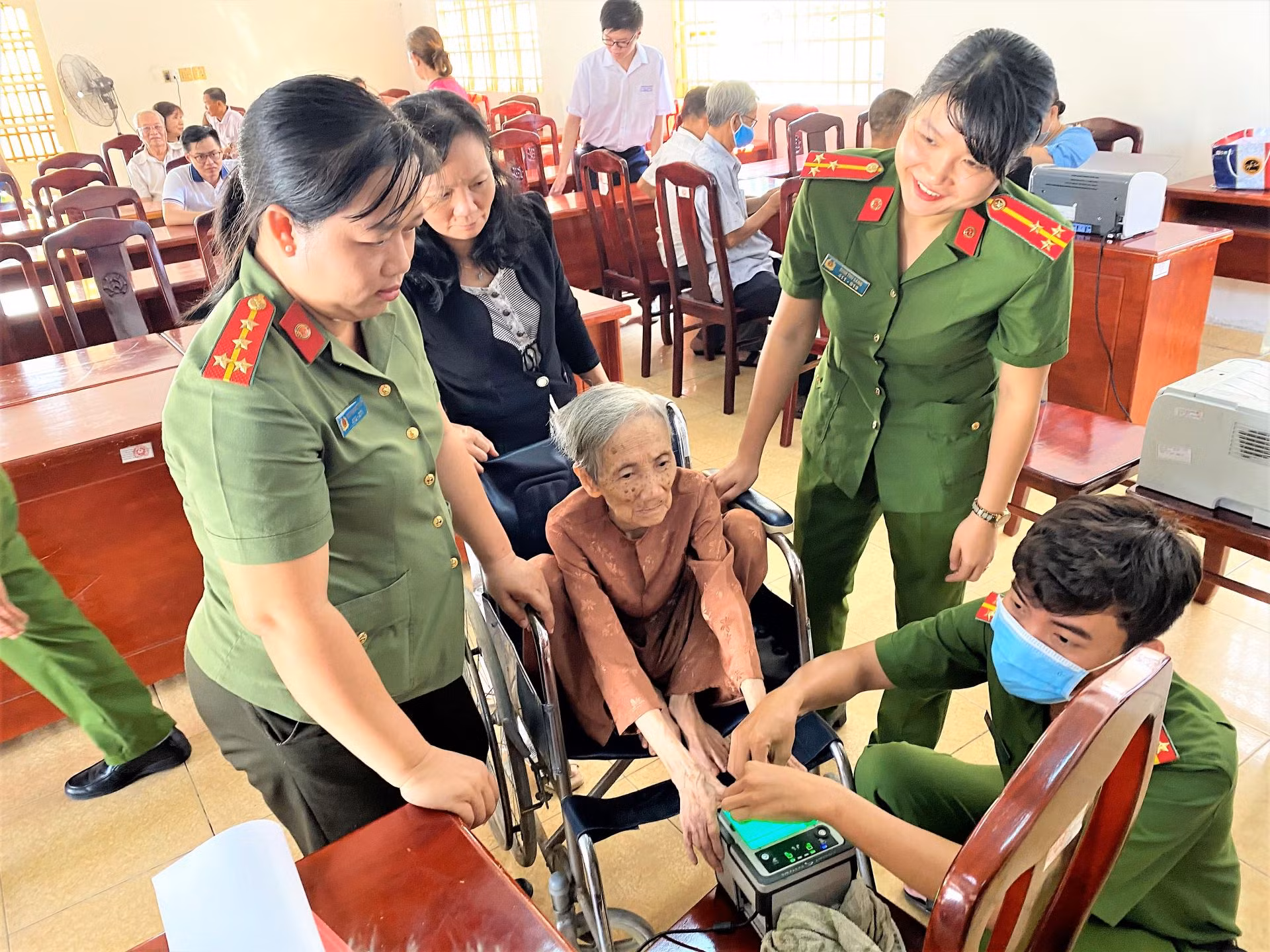Giúp người già, người khuyết tật làm căn cước công dân gắn chip -0