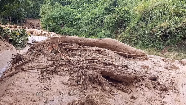 Sạt lở trên tuyến đường độc đạo, khoảng 6.000 người bị cô lập