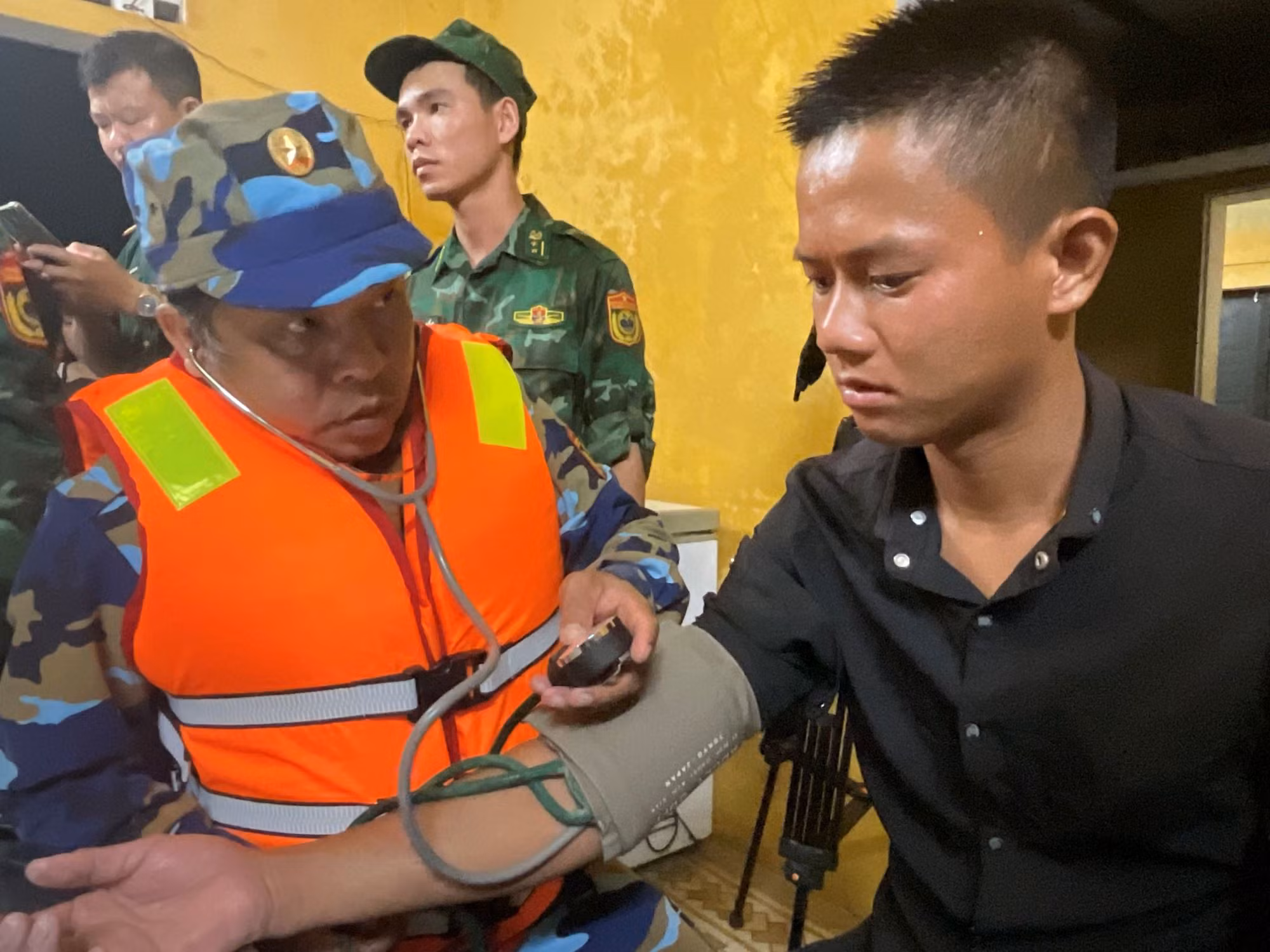 Tàu cá hỏng máy chìm giữa biển, 9 ngư dân được cứu sống -0