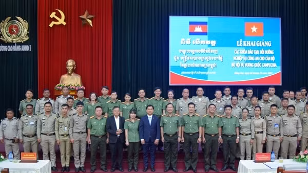 Khai giảng các khóa đào tạo, bồi dưỡng nghiệp vụ cho Bộ Nội vụ Campuchia