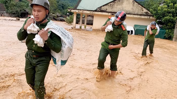 Căng mình giúp dân khắc phục hậu quả mưa lũ -0