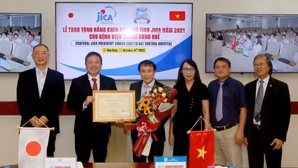 Chủ tịch JICA tặng bằng khen Bệnh viện Trung ương Huế