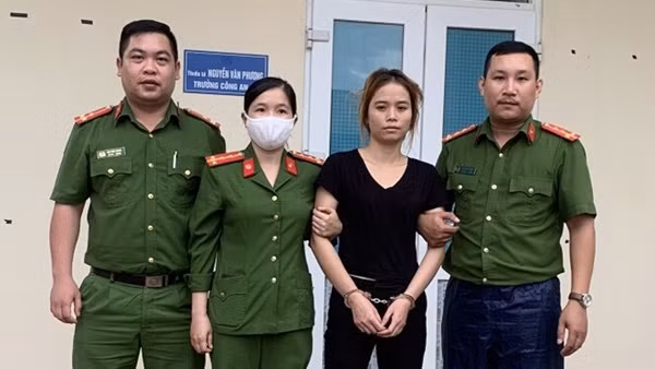 Công an 2 xã phối hợp bắt “nữ kiếm hiệp” trốn nã