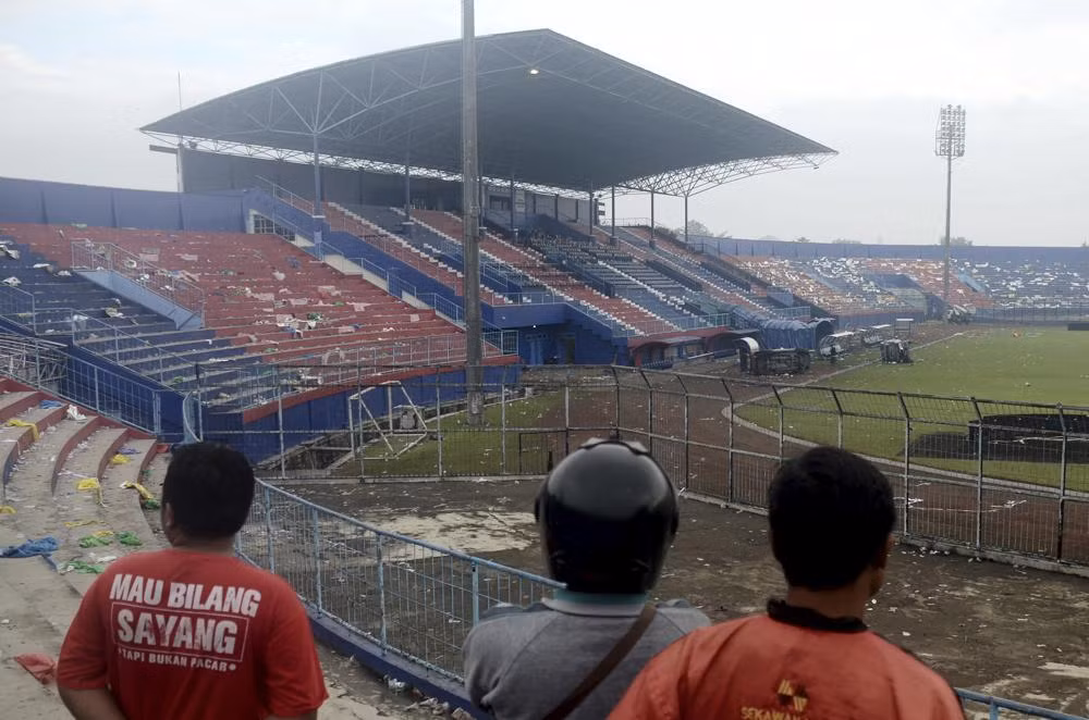 Vụ giẫm đạp tại Indonesia là thảm họa tồi tệ nhất lịch sử bóng đá - 0