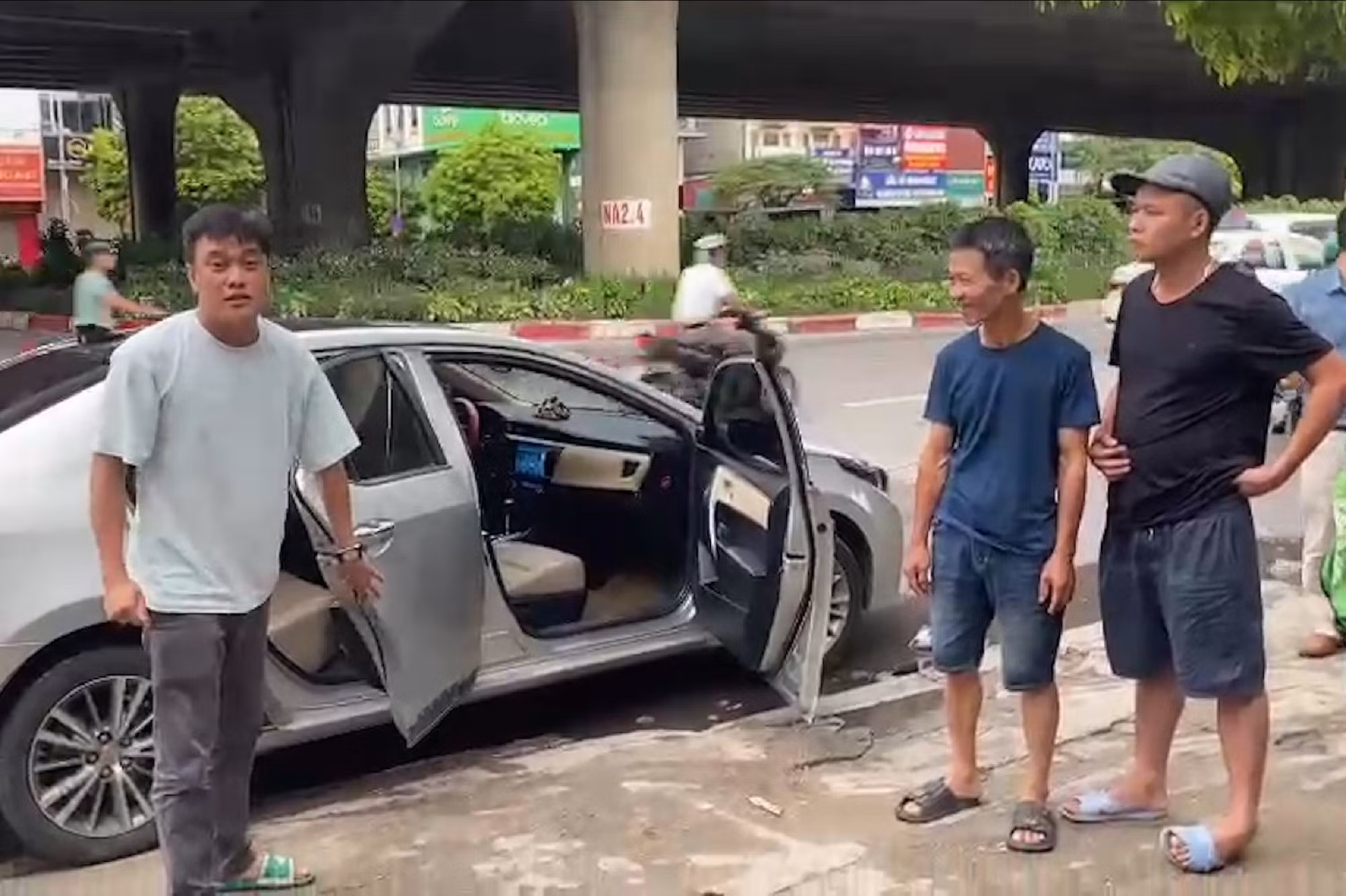 CSGT đưa người phụ nữ bị nạn ven đường đi cấp cứu -0