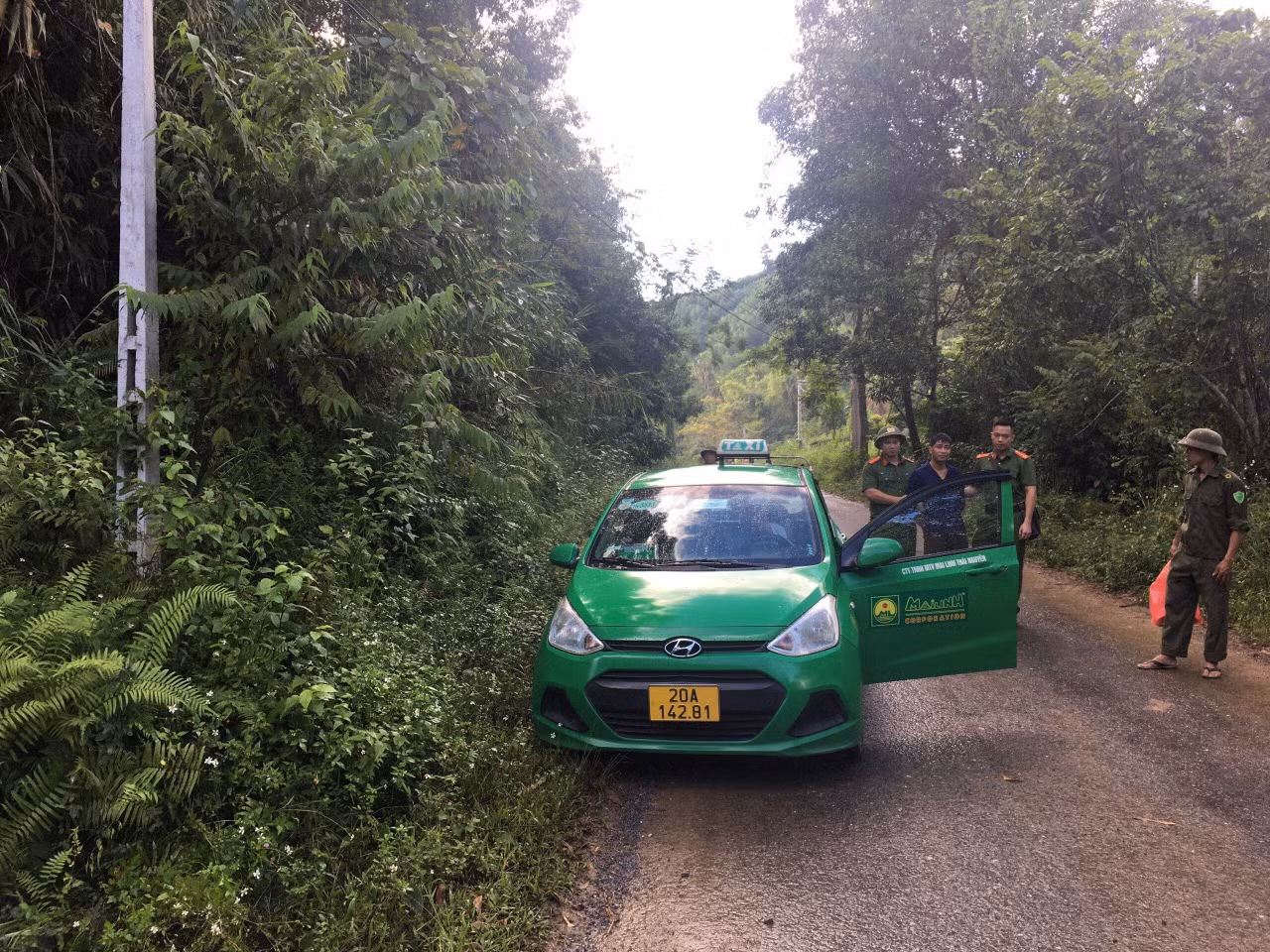 Hy hữu: Đối tượng kề dao cướp tiền, bị tài xế taxi nhanh trí nhốt trong xe -1