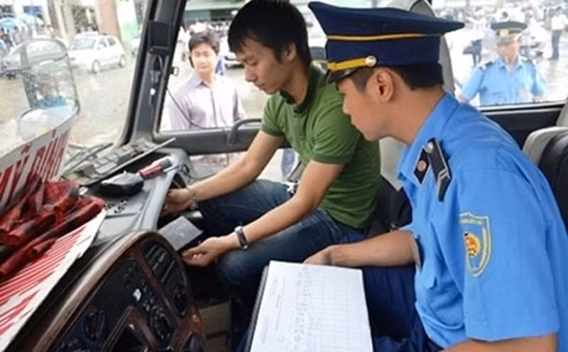 Hơn 10 nghìn phương tiện vận tải bị thu hồi phù hiệu -0