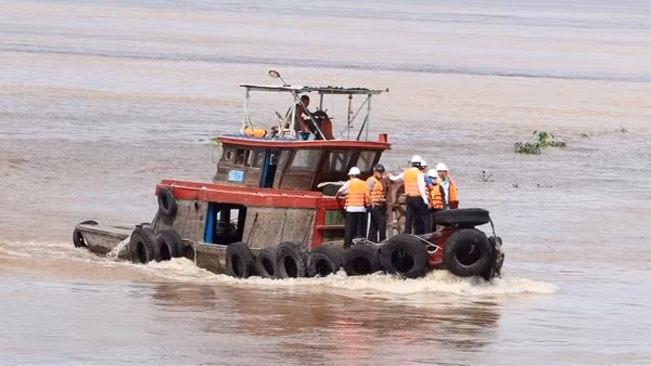 Huy động 10 tàu tìm kiếm công nhân mất tích sau sự cố tại cầu Mỹ Thuận 2