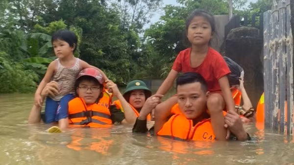 Trắng đêm giúp dân chạy lũ