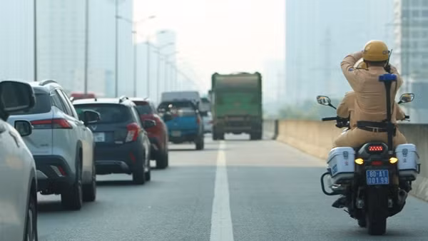 Xử lý gần 50 ô tô đi vào làn khẩn cấp trên Cầu Thanh Trì - Vành đai 3