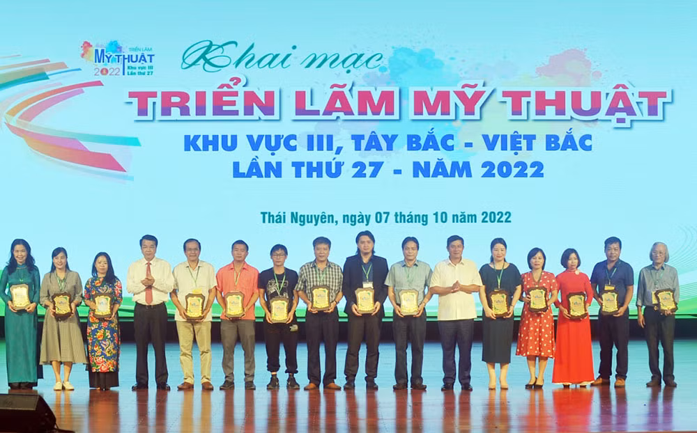 Phản ánh sinh động đời sống khu vực Tây Bắc-Việt Bắc qua ảnh -0