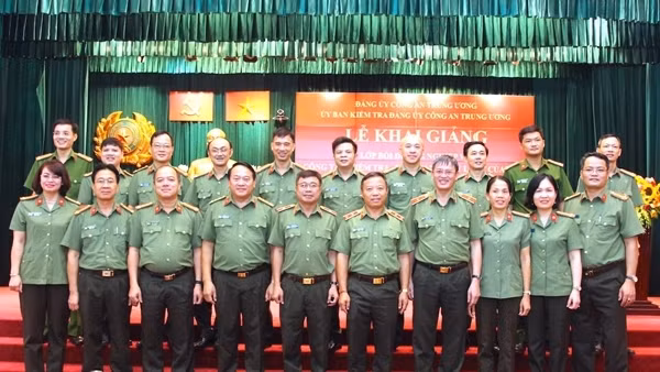 Khai giảng lớp bồi dưỡng nghiệp vụ kiểm tra, giám sát, thi hành kỷ luật Đảng