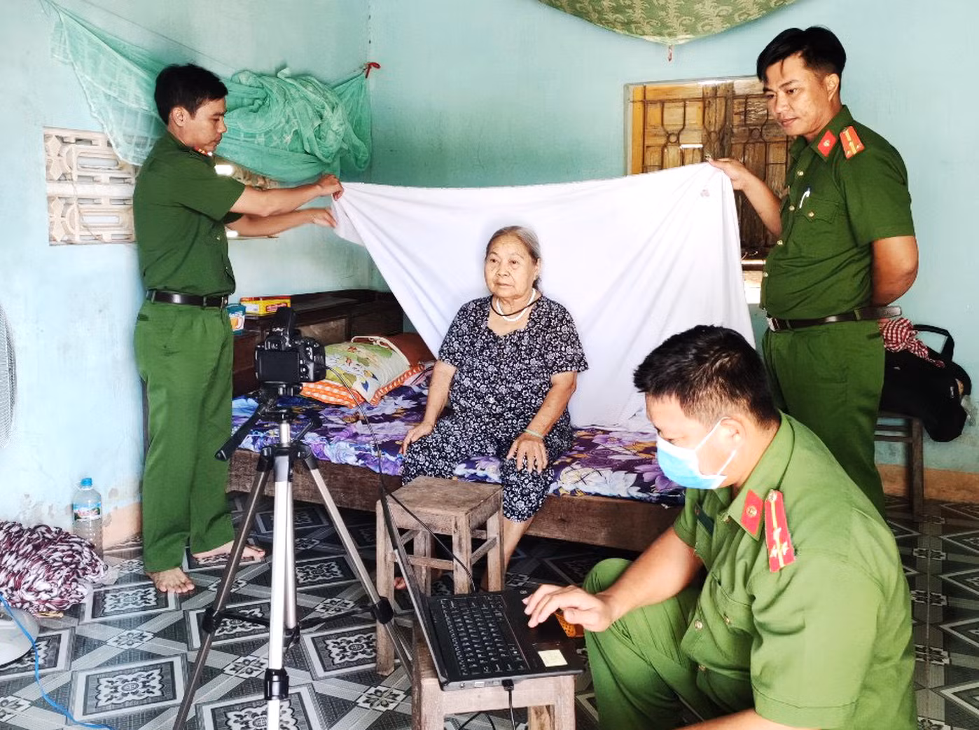  Nhiều người dân xúc động cảm ơn công an xã đưa đón đi làm CCCD -1