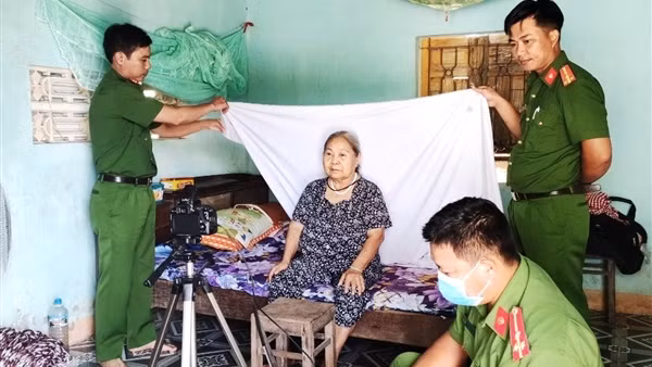 Người dân xúc động cảm ơn Công an xã đưa đón đi làm CCCD