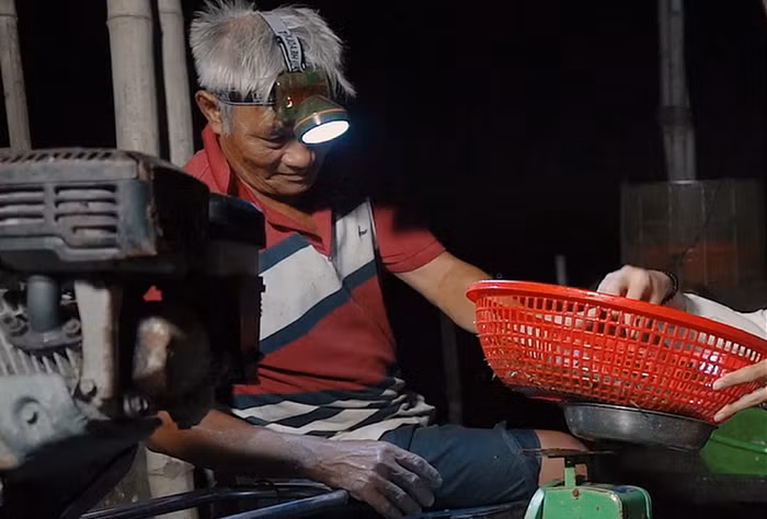 Chợ nổi trước bình minh trên phá Tam Giang -0