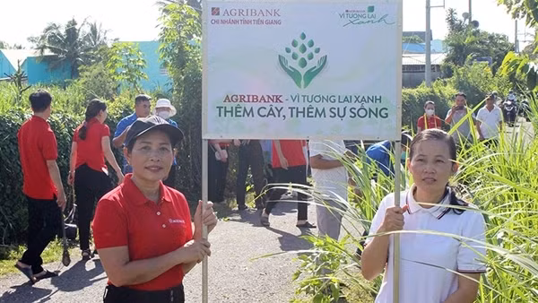 Agribank Tiền Giang ra quân trồng cây “Vì một Việt Nam xanh”