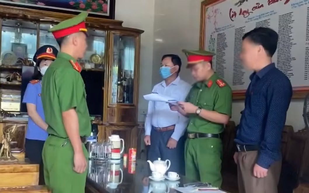 Bắt nguyên 2 chủ tịch xã và giám đốc 1 công ty bị vì lập khống hồ sơ xây dựng nhà văn hoá -0
