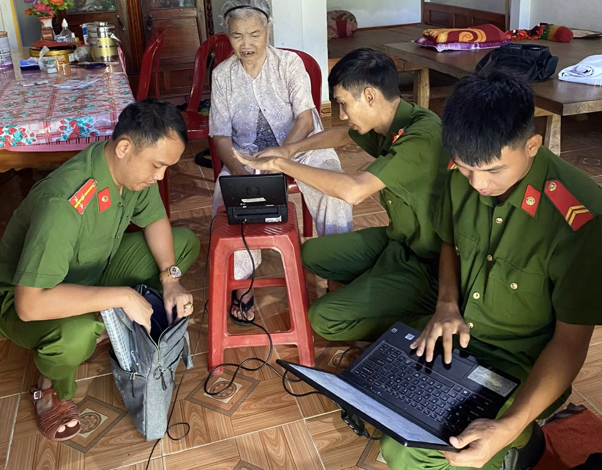 Mở cao điểm đến tận nhà làm căn cước công dân cho người già yếu, bệnh tật -0