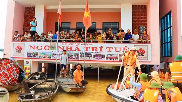 Bình yên tránh lũ trong những ngôi nhà cộng đồng