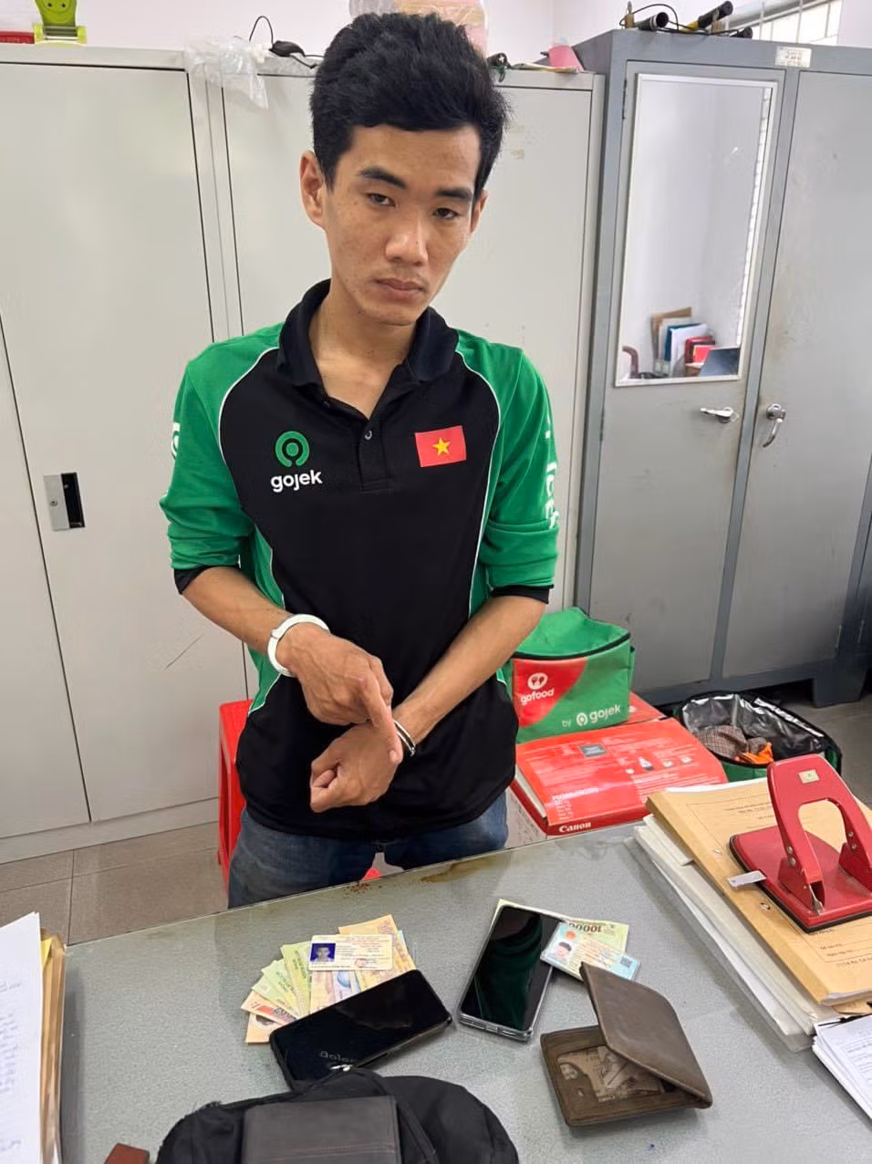 Rủ bạn về phòng trọ chuốc rượu cho say rồi khoắng hết tài sản -0