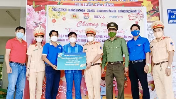 Học tập và làm theo gương Bác từ những việc làm vì dân