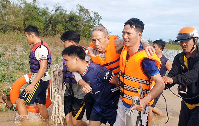 Xung kích khắc phục hậu quả bão Noru -0