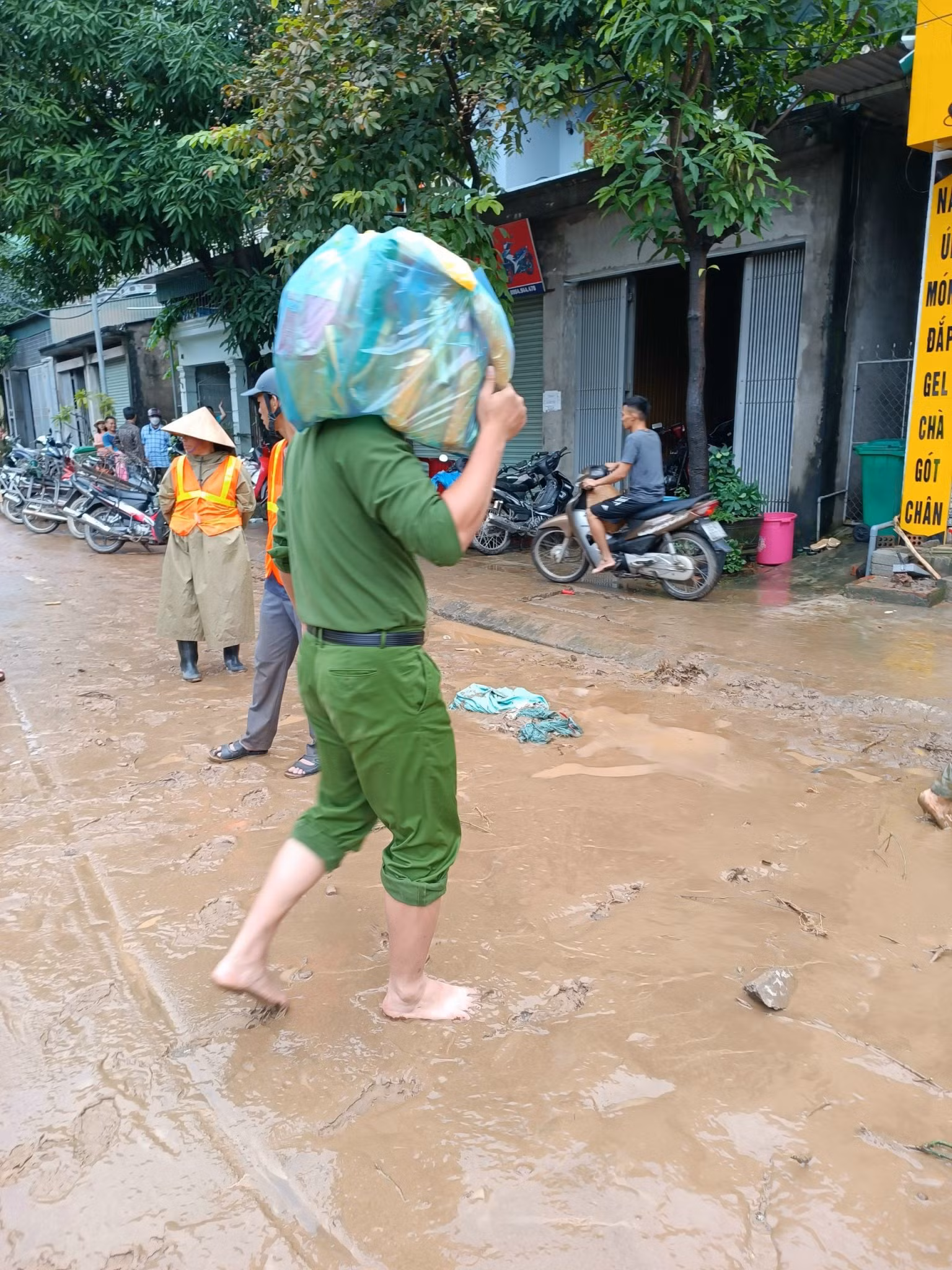 Công an giúp nhân dân khắc phục sự hậu quả sau lũ quét -0