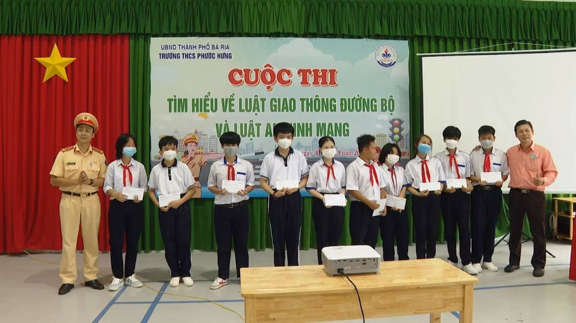 trao học bổng cho học sinh nghèo hiếu học tại trường thcs tân hưng, tp bà rịa.jpg -0