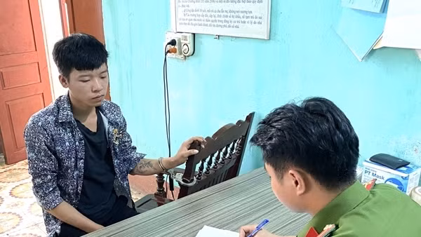 Dùng dao khống chế nam sinh lớp 11 để cướp xe máy