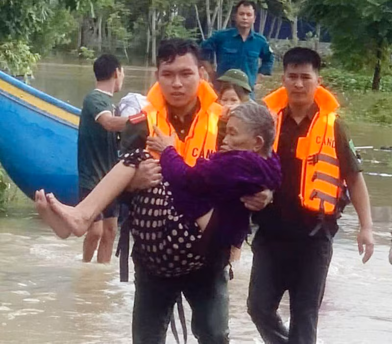 Trắng đêm giúp dân chạy lũ -0