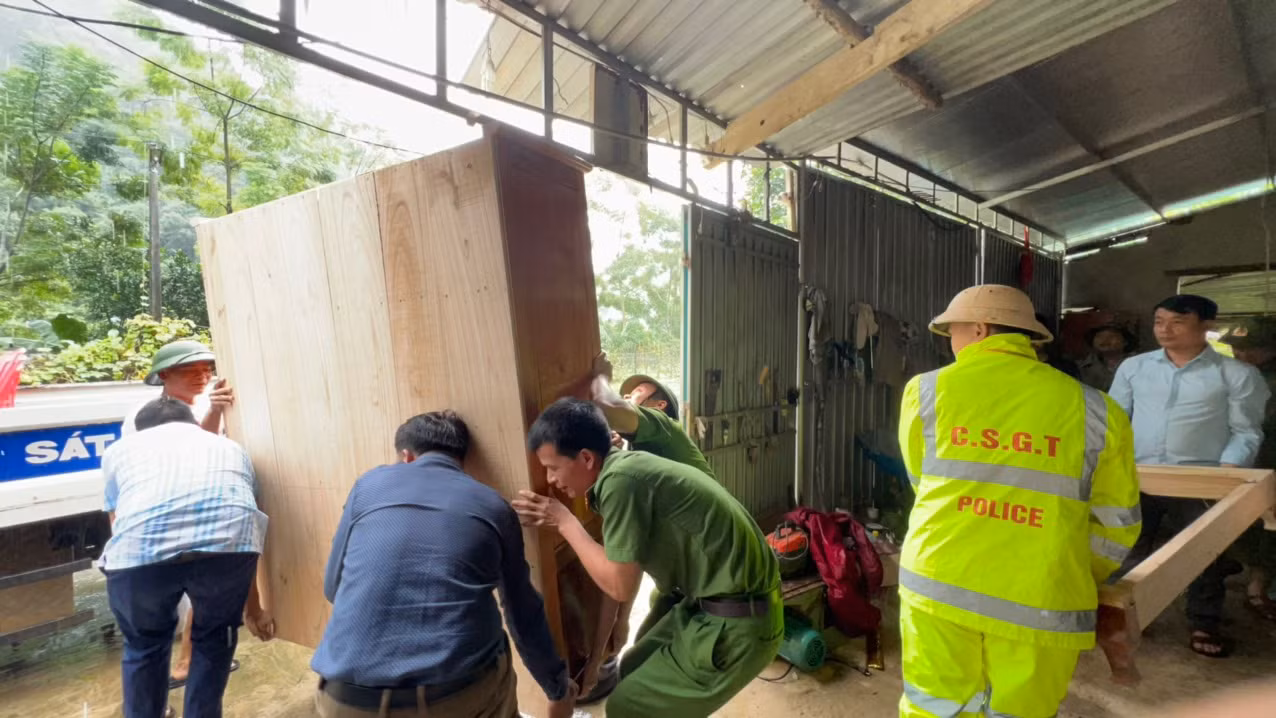 Công an giúp nhân dân khắc phục sự hậu quả sau lũ quét -0